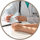 醫師正在和病人進行衛教。